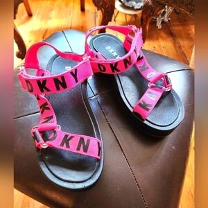 DKNY Logo Ayli Women's Platform Strappy Sandals Size 7 Hot Pink/Black